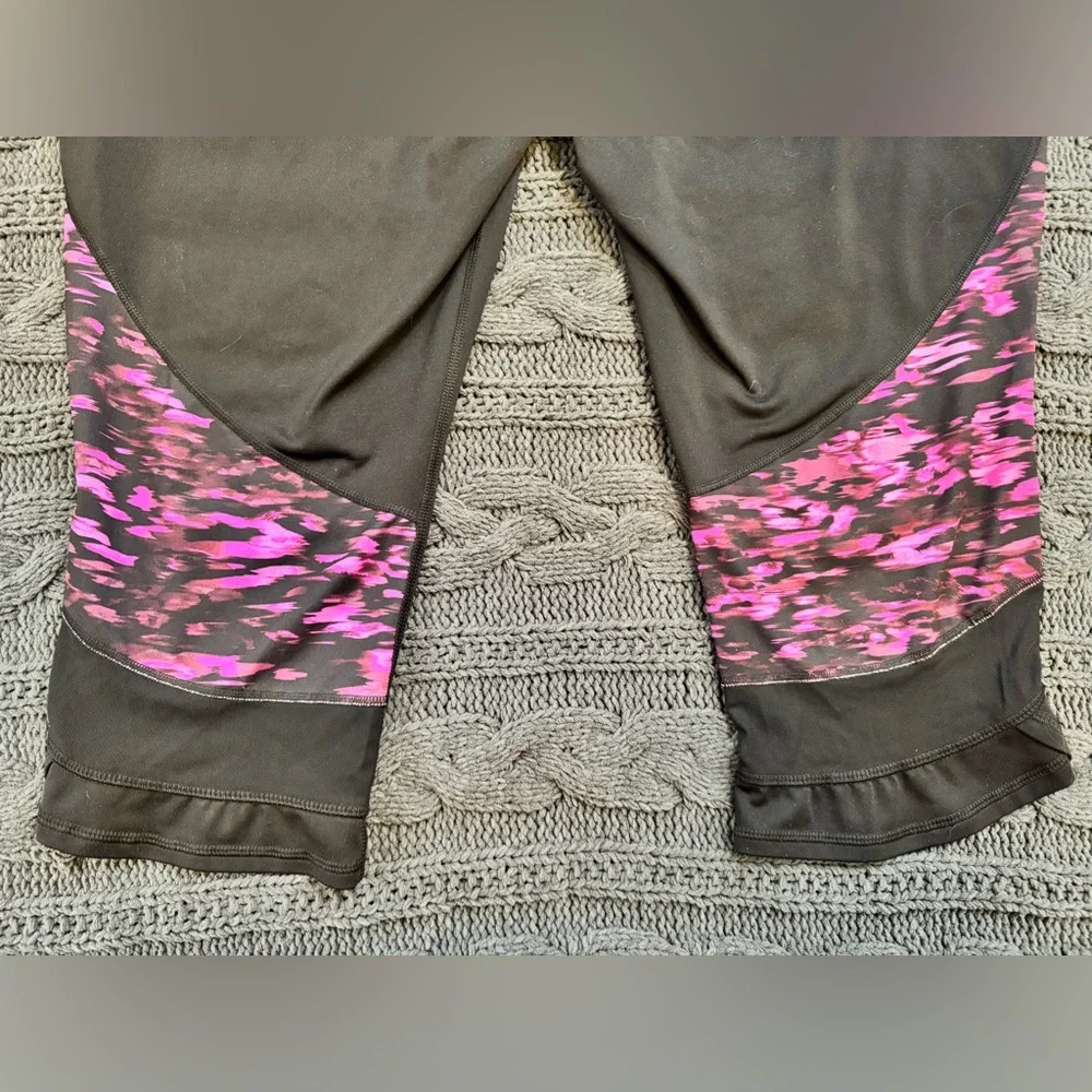 Tek Gear Black and Pink Camo Capri Leggings Women 2X - Picture 5 of 6